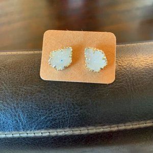 Spectacular Kendra Scott studs.